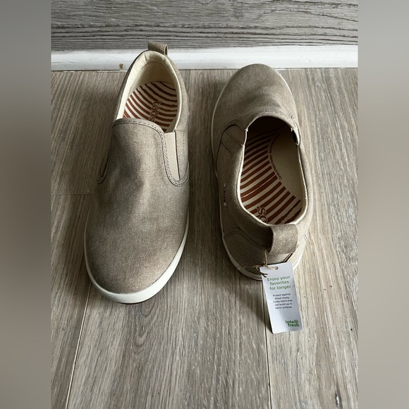 NWT Taos Women's Dandy Sneaker Slip On Oat Wash Canvas- Size 8.5 - Picture 5 of 7